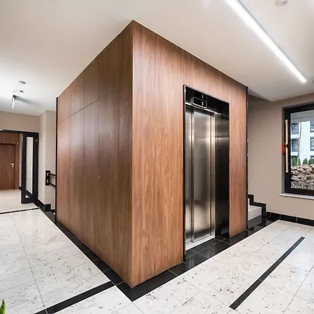 Bialej Floty Red By Bookinghost * ורשה